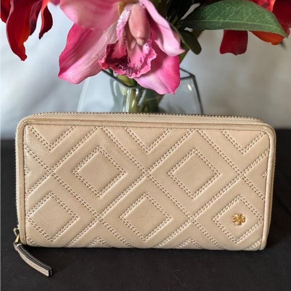 Tory Burch EUC quilted leather taupe wallet - Picture 1 of 4